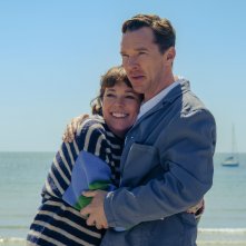 I Roses: Benedict Cumberbatch, Olivia Colman abbracciati in riva al mare