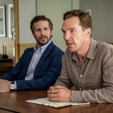I Roses: Benedict Cumberbatch, Andy Samberg in una scena del film