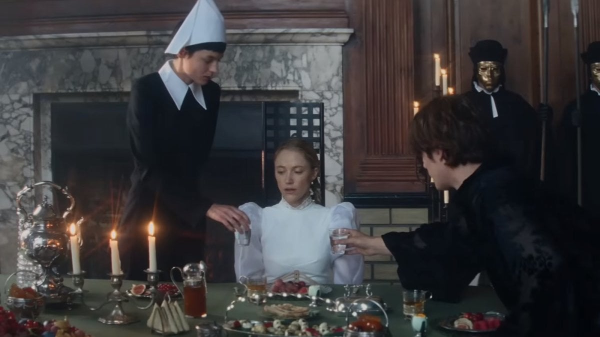 Emma Corrin e Nicholas Galitzine cercano di conquistare Maika Monroe nel trailer di 100 Nights of Hero Emma Corrin e Nicholas Galitzine cercano di conquistare Maika Monroe nel trailer di 100 Nights of Hero