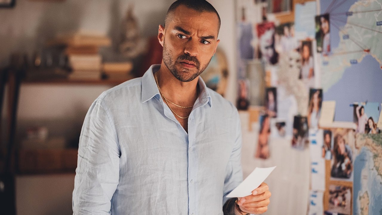 Jesse Williams in una scena di Hotel Costiera