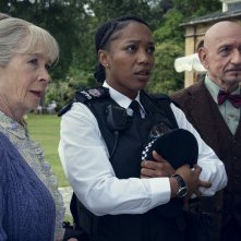 Il club dei delitti del giovedì. Ben Kingsley, Naomi Ackie e Celia Imrie in una scena del film.