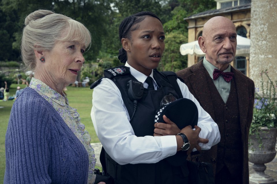 Il Club Dei Delitti Del Giovedi Ben Kingsley Naomi Ackie Celia Imrie Scena Film Streaming Netflix