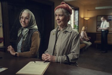 Il Club Dei Delitti Del Giovedi Helen Mirren Celia Imrie Scena Film Streaming Netflix Nkp8Oke
