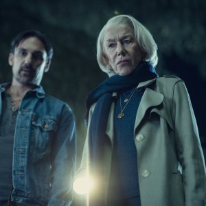 Il club dei delitti del giovedì. Helen Mirren e Henry Lloyd-Hughes in una foto del film.