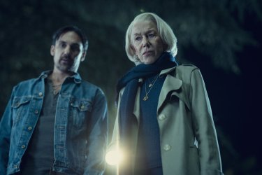Il Club Dei Delitti Del Giovedi Helen Mirren Henry Lloyd Hughes Scena Film Streaming Netflix Dzqmtnv