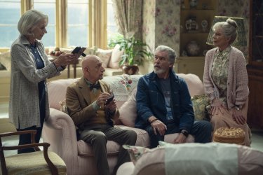 Il Club Dei Delitti Del Giovedi Helen Mirren Pierce Brosnan Ben Kingsley Celia Imrie Immagine Film Streaming Netflix