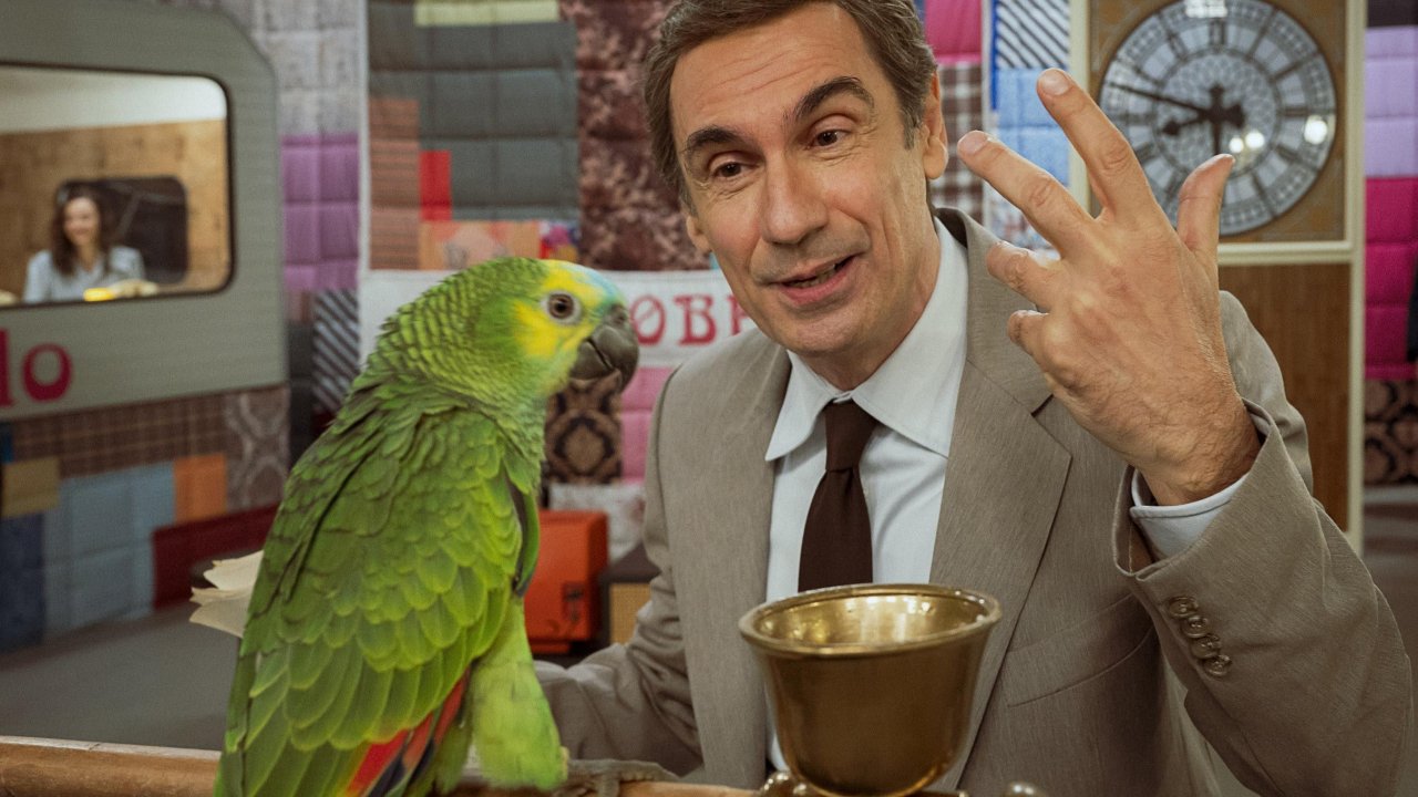 Portobello: Fabrizio Gifuni è Enzo Tortora in una scena