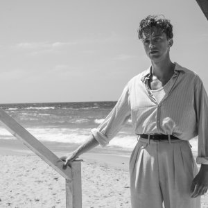 Lo straniero: Benjamin Voisin in una foto