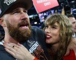 Taylor Swift e Travis Kelce si sposano: le foto sui social annunciano il fidanzamento