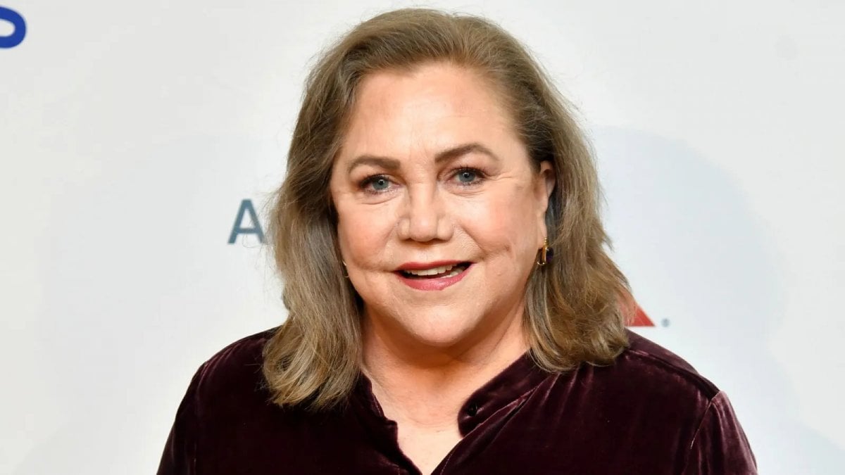 kathleen turner sorprende con una rara apparizione sul red carpet per i roses remake di la guerra dei roses