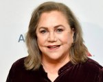 Kathleen Turner sorprende con una rara apparizione sul red carpet per I Roses, remake di La guerra dei Roses