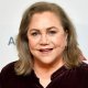 Kathleen Turner sorprende con una rara apparizione sul red carpet per I Roses, remake di La guerra dei Roses