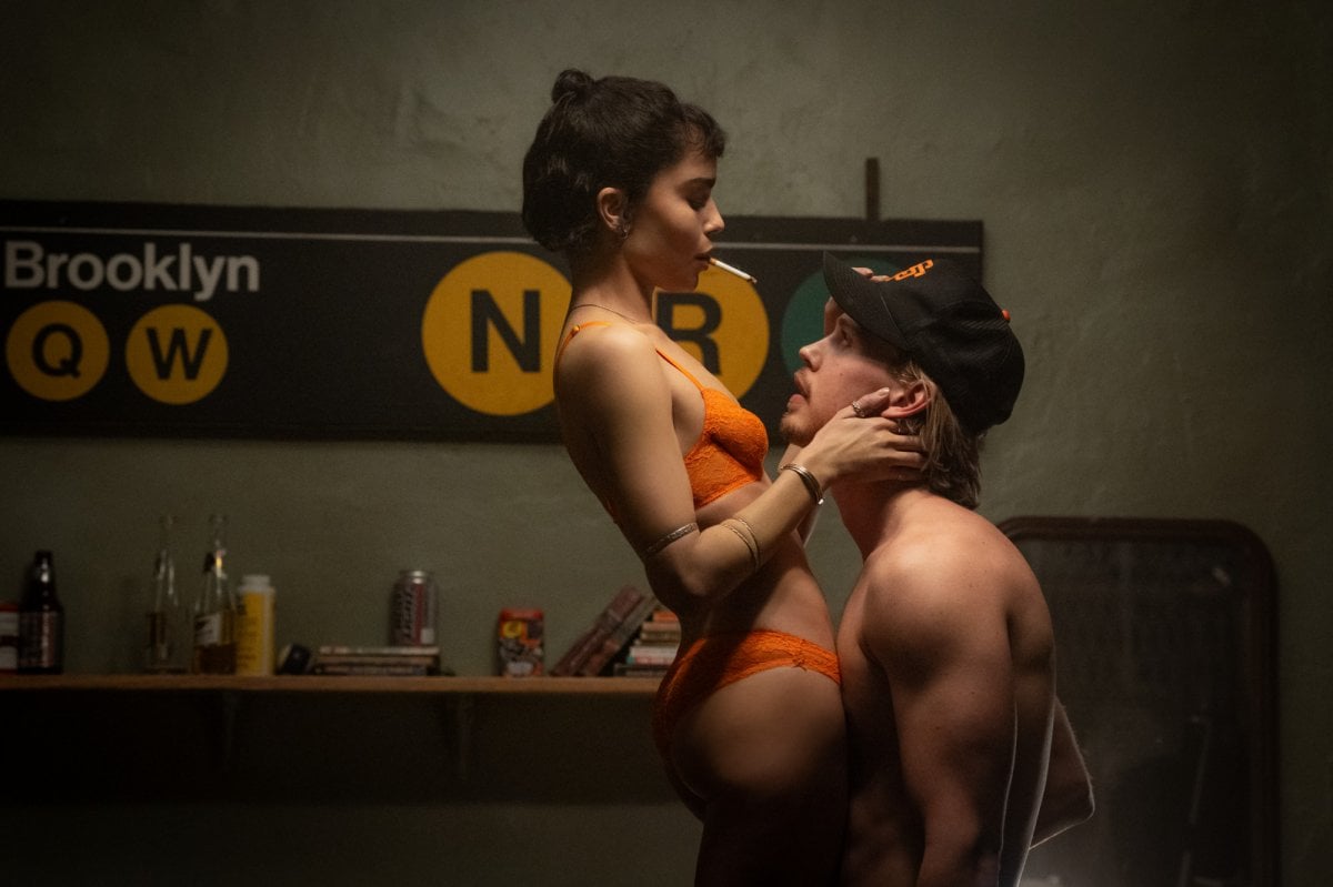 Zoë Kravitz, la star di Caught Stealing: "Ho accidentalmente drogato i miei amici con funghi allucinogeni" Zoë Kravitz, la star di Caught Stealing: "Ho accidentalmente drogato i miei amici con funghi allucinogeni"