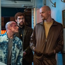 Una scomoda circostanza - Caught Stealing: Yuri Kolokolnikov, Nikita Kukushkin, Bad Bunny in una scena