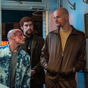 Una scomoda circostanza - Caught Stealing: Yuri Kolokolnikov, Nikita Kukushkin, Bad Bunny in una scena