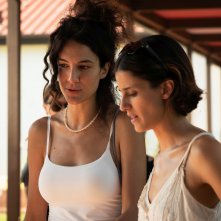 Il rapimento di Arabella: la regista Carolina Cavalli con Benedetta Porcaroli sul set