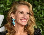 Venezia 2025: Julia Roberts approda al festival con un cardigan cinematografico già iconico