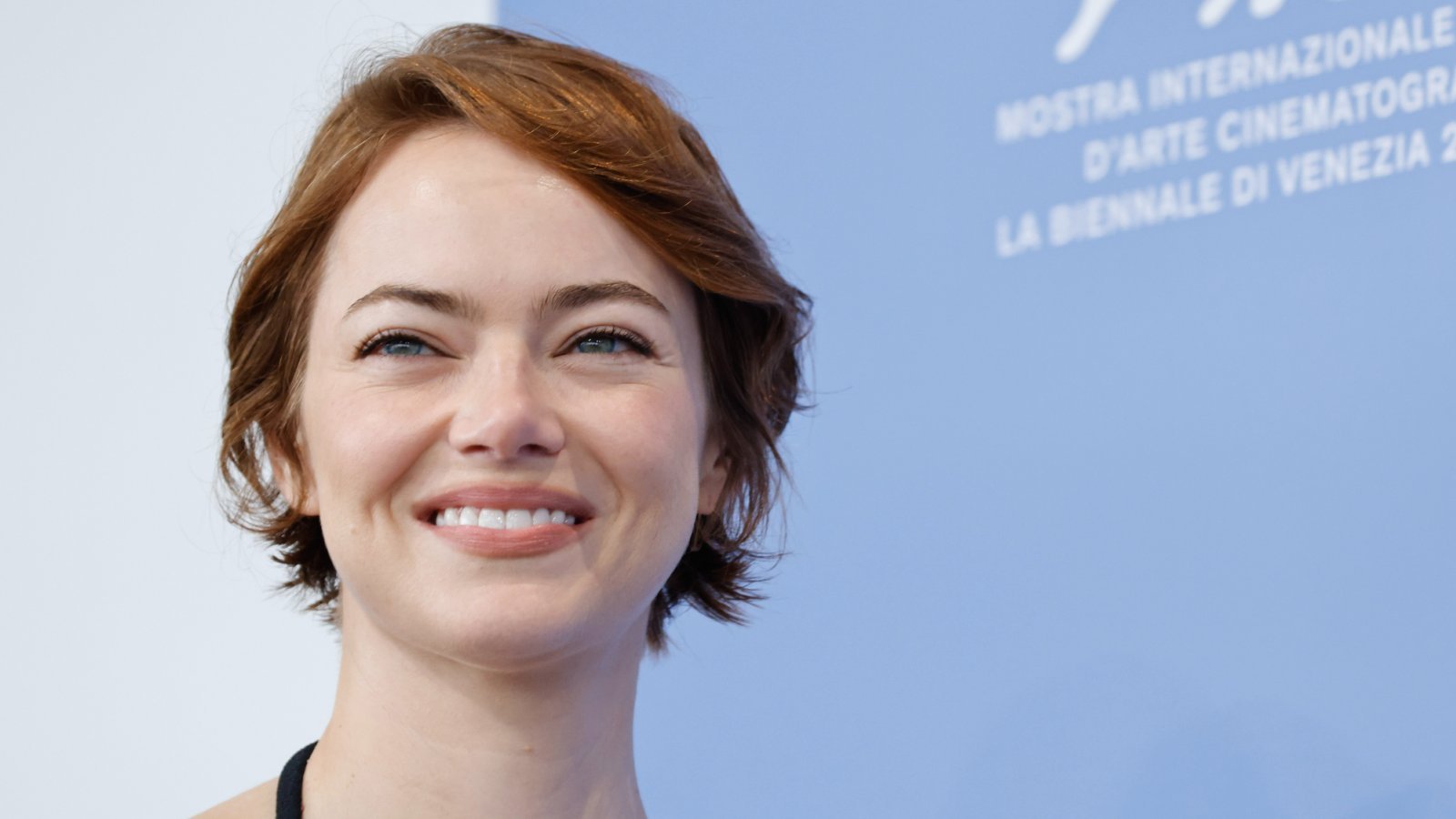 Primo piano di Emma Stone alla Mostra di Venezia 2025