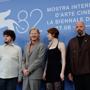 Bugonia: Emma Stone, Yorgos Lanthimos, Jesse Plemons e Aidan Delbis a Venezia 2025