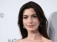 Anne Hathaway cade sul set de Il diavolo veste Prada 2: tacco rotto durante una ripresa a New York