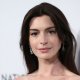 Anne Hathaway cade sul set de Il diavolo veste Prada 2: tacco rotto durante una ripresa a New York