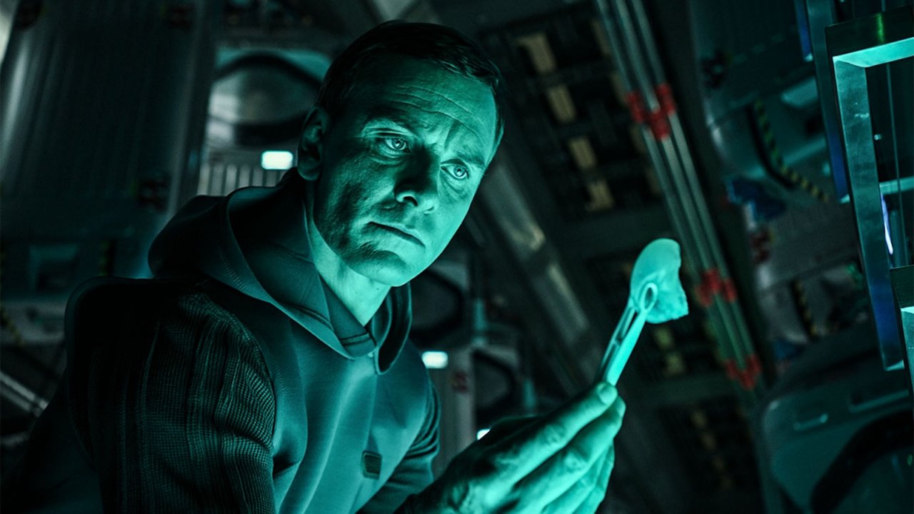 Alien: Covenant, Michael Fassbender in una scena