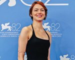 Bugonia, Emma Stone 'aliena' per Yorgos Lanthimos: 'Trovo narcisista l'idea che siamo soli nell'universo'