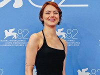 Bugonia, Emma Stone 'aliena' per Yorgos Lanthimos: 'Trovo narcisista l'idea che siamo soli nell'universo'