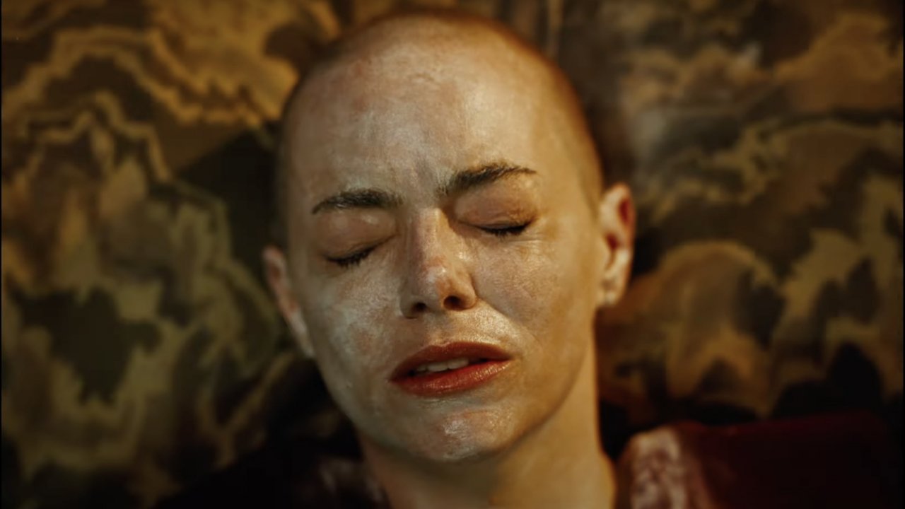 Emma Stone senza capelli in una scena di Bugonia