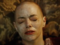 Bugonia, Emma Stone: 'Ecco perché ho accettato di rasarmi la testa nel film'