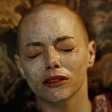 Bugonia: Emma Stone rasata dopo il rapimento