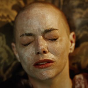 Bugonia: Emma Stone rasata dopo il rapimento
