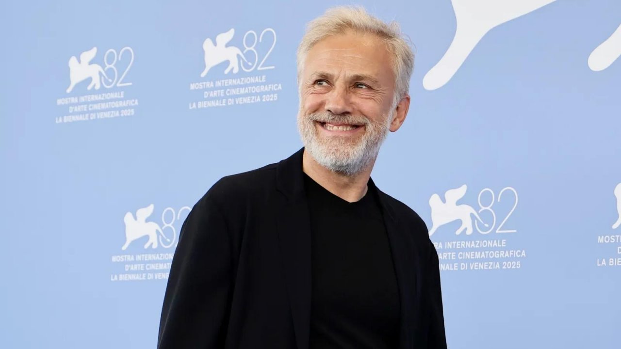 Christoph Waltz sorride ai fotografi di Venezia 2025