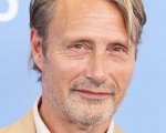 Mads Mikkelsen: 'Meglio Abba o Beatles? Mi piace bere sia l'acqua che che la Coca Cola'