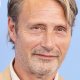 Mads Mikkelsen: 'Meglio Abba o Beatles? Mi piace bere sia l'acqua che che la Coca Cola'