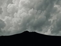 Sotto le nuvole, recensione: Gianfranco Rosi rilegge i colori di Napoli