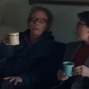 Father Mother Sister Brother: Tom Waits e Mayim Bialik in una scena