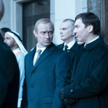 Il Mago del Cremlino: Jude Law e Paul Dano in una sequenza