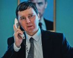 Il mago del Cremlino, recensione: Jude Law è Putin nel film di Assayas, ma l'eminenza grigia è Paul Dano