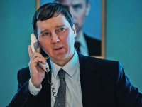 Il mago del Cremlino, recensione: Jude Law è Putin nel film di Assayas, ma l'eminenza grigia è Paul Dano