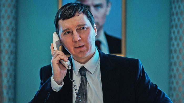 Il mago del Cremlino, recensione: Jude Law è Putin nel film di Assayas, ma l'eminenza grigia è Paul Dano