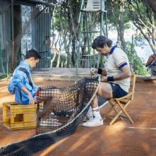 Il Maestro: Pierfrancesco Favino e Tiziano Menichelli mentre rammendano una rete del campo