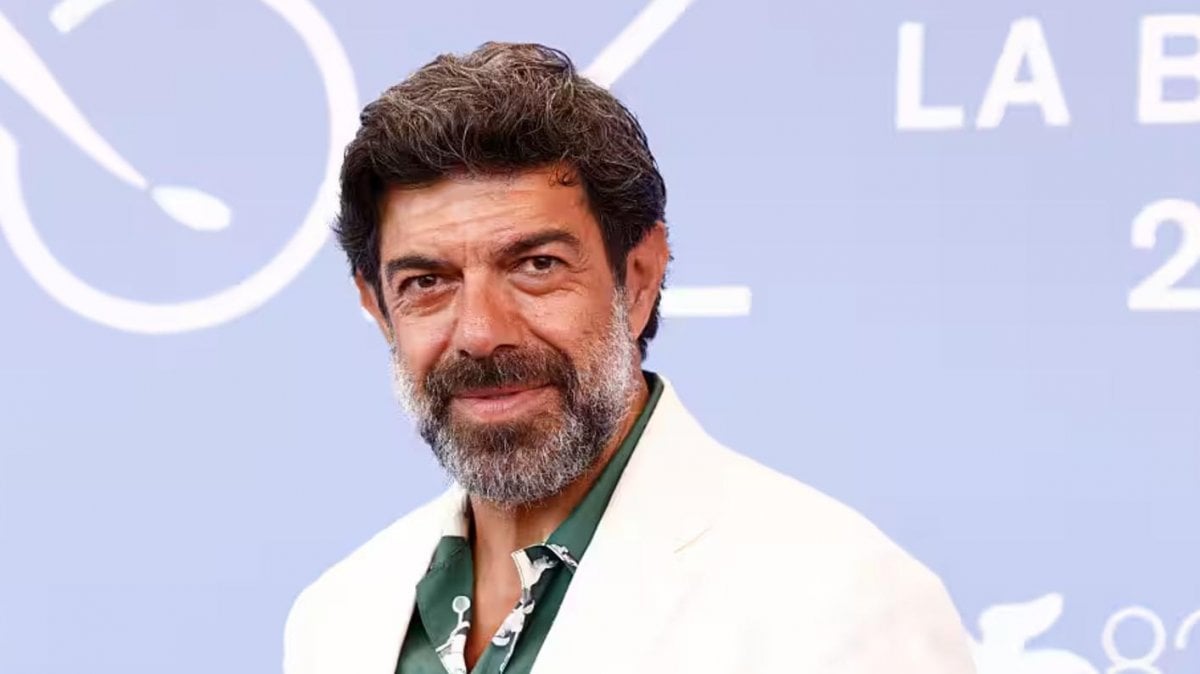 Pierfrancesco Favino "maestro" di tennis a Venezia: "Un film su Sinner? Bella idea, ma scordatevi che sia io"
