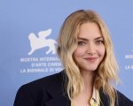 Amanda Seyfried e Julia Roberts fanno a pezzi un cliché a Venezia 2025 con il loro look sostenibile