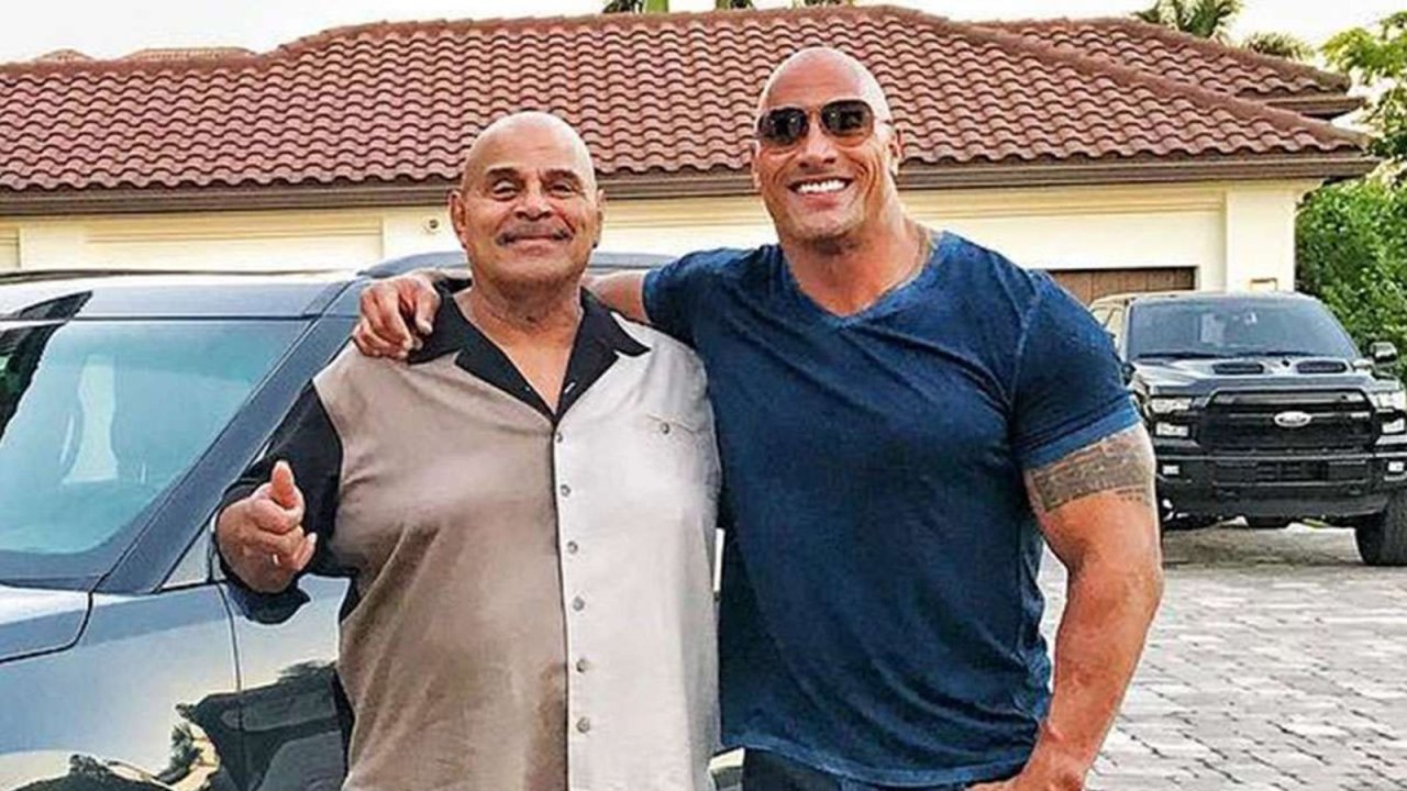 Una foto di Dwayne Johnson e il padre Rocky