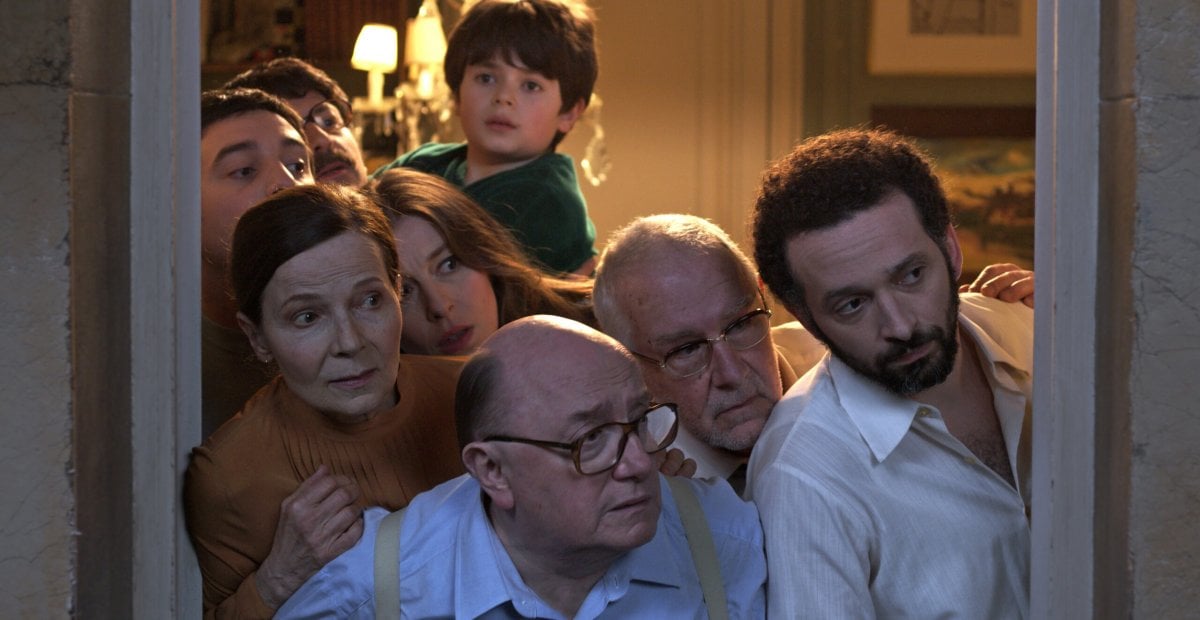 Il nascondiglio, recensione: ritratto di famiglia in un interno mentre fuori esplode la rivoluzione Il nascondiglio, recensione: ritratto di famiglia in un interno mentre fuori esplode la rivoluzione
