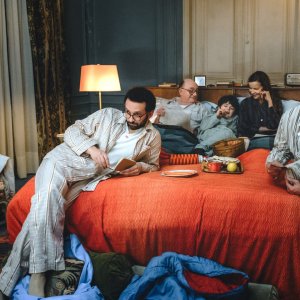 Il nascondiglio: i membri della famiglia guardano la tv sul letto matrimoniale