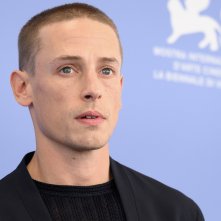 Late Fame: Edmund Donovan durante il photocall del film a Venezia 82