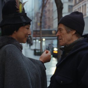 Late Fame: Willem Dafoe e Greta Lee in una foto