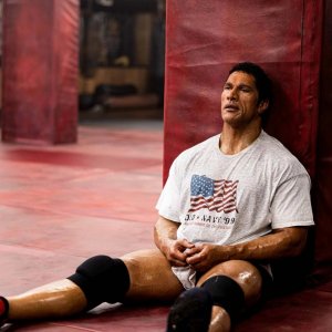 The Smashing Machine: Dwayne Johnson durante una scena